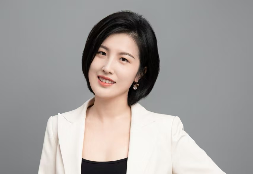 策展人与演讲经纪双轨进阶——从外企管培到多重职业身份的成长启示